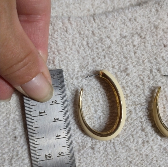 Cream color goldtone post earrings no backs - Picture 5 of 5